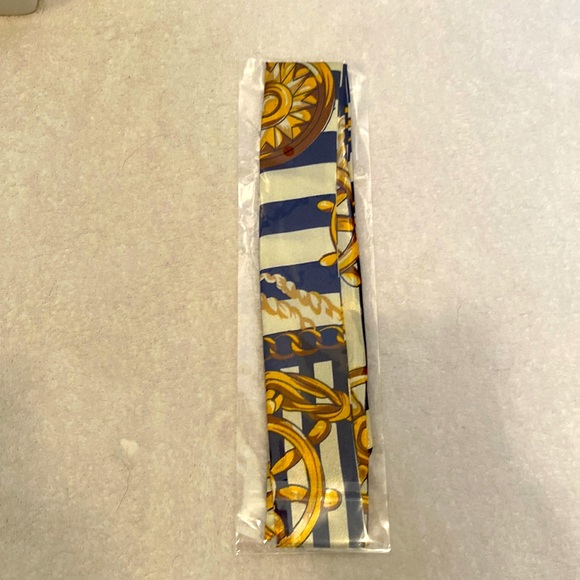 🆕NIP: Twilly Multipurpose Silk/Polyester blend Scarf-Navy/Gold and Beige - Picture 2 of 2